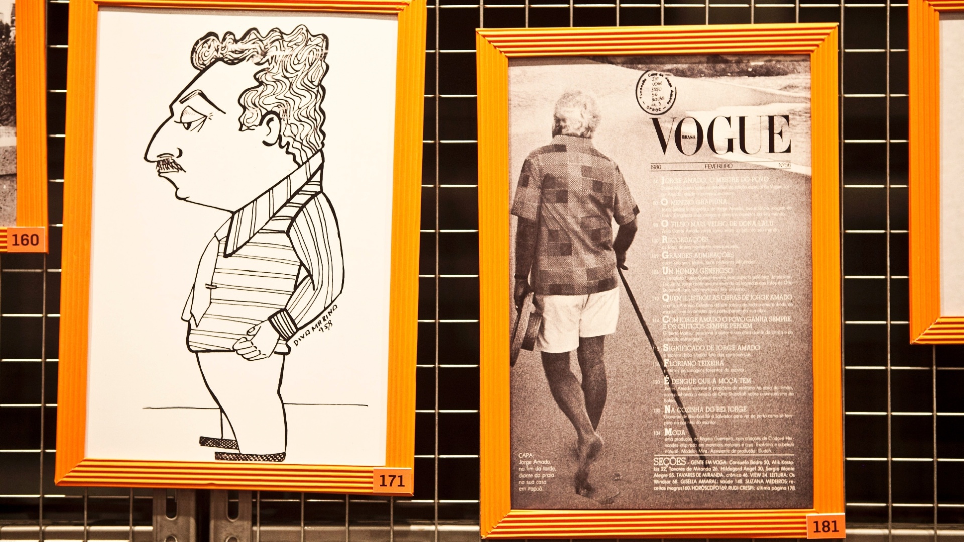 Os clássicos espelhinhos de banheiro com armadura laranja emolduram recortes de revista, fotos da carreira e até uma capa da "Vogue" com Amado - Lucas Lima/UOL