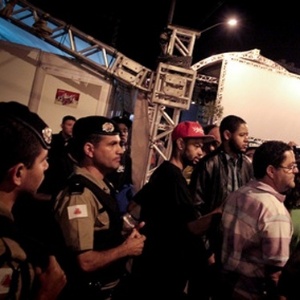 Rapper Emicida (centro) é detido após show em Belo Horizonte (13/5/12) - Divulgação/ FDE