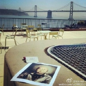Retrato impresso do avô de Ling Yifan, em São Francisco, nos EUA. Com câncer e em estado terminal, ele conseguiu realizar um antigo sonho: viajar ao redor do mundo com a ajuda de mais de 10 mil internautas - Reprodução/China Daily