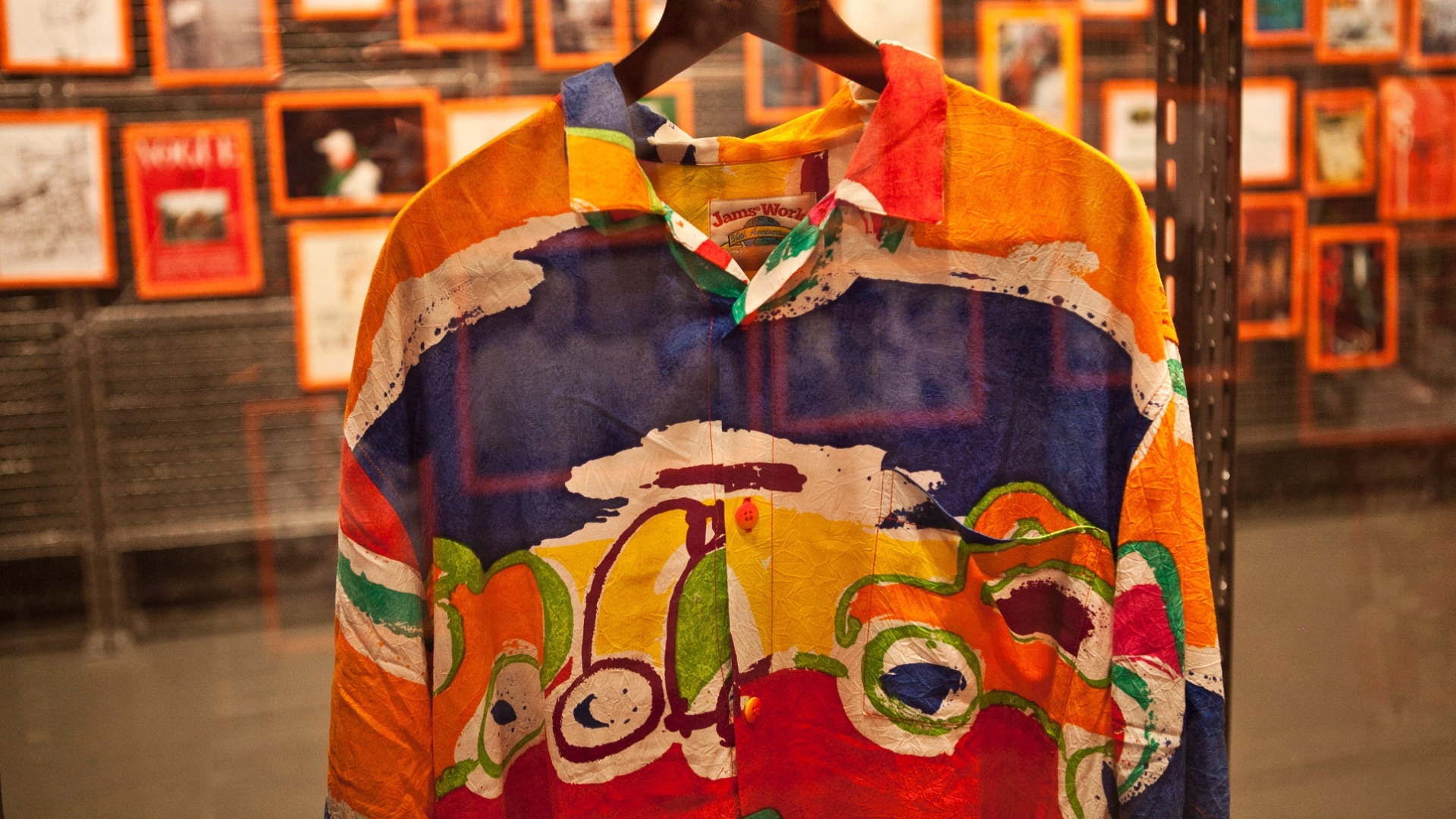 Uma das camisas favoritas do autor Jorge Amado, que morreu aos 81 anos em 2001, vítima de uma parada cardiorrespitarória - Lucas Lima/UOL