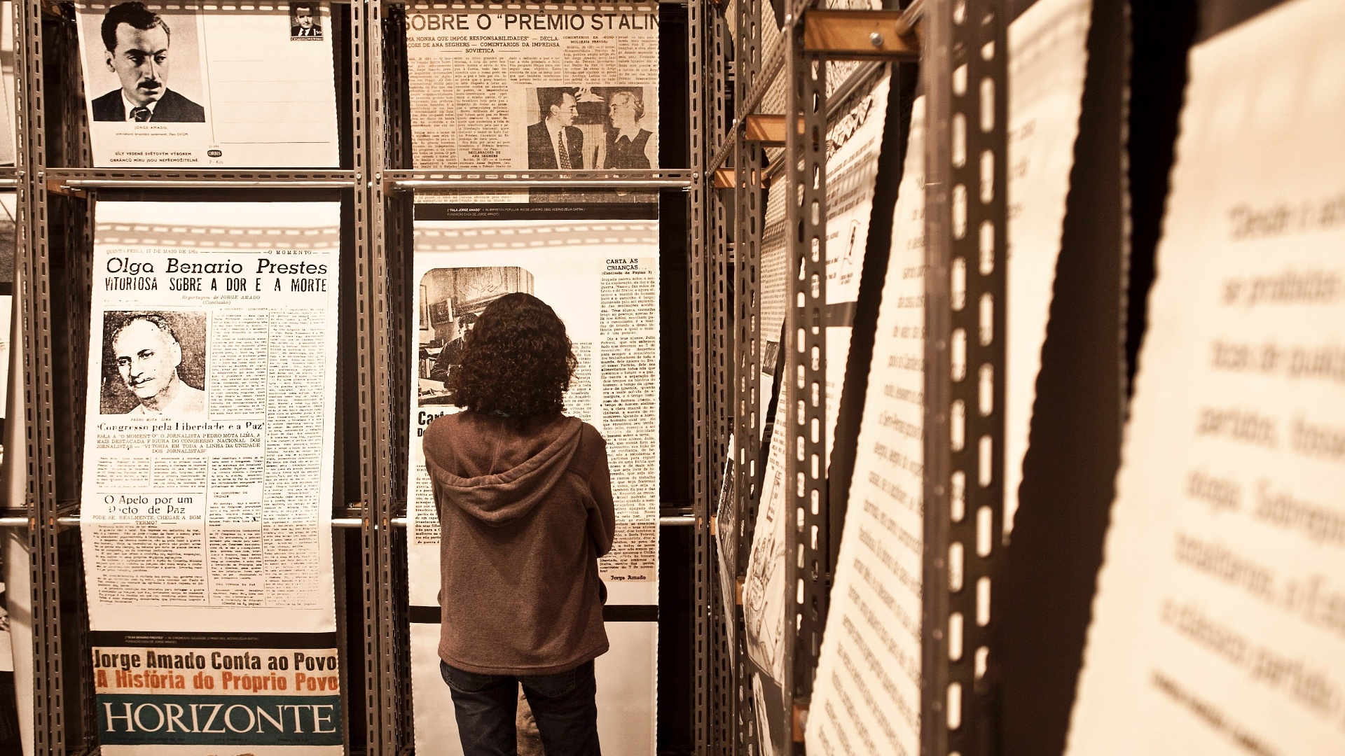 Visitante vê recortes de jornais com notícias sobre Jorge Amado na exposição que reúne obra do autor no Museu da Língua Portuguesa. "Jorge Amado e Universal" fica em cartaz em São Paulo até 22 de julho - Lucas Lima/UOL