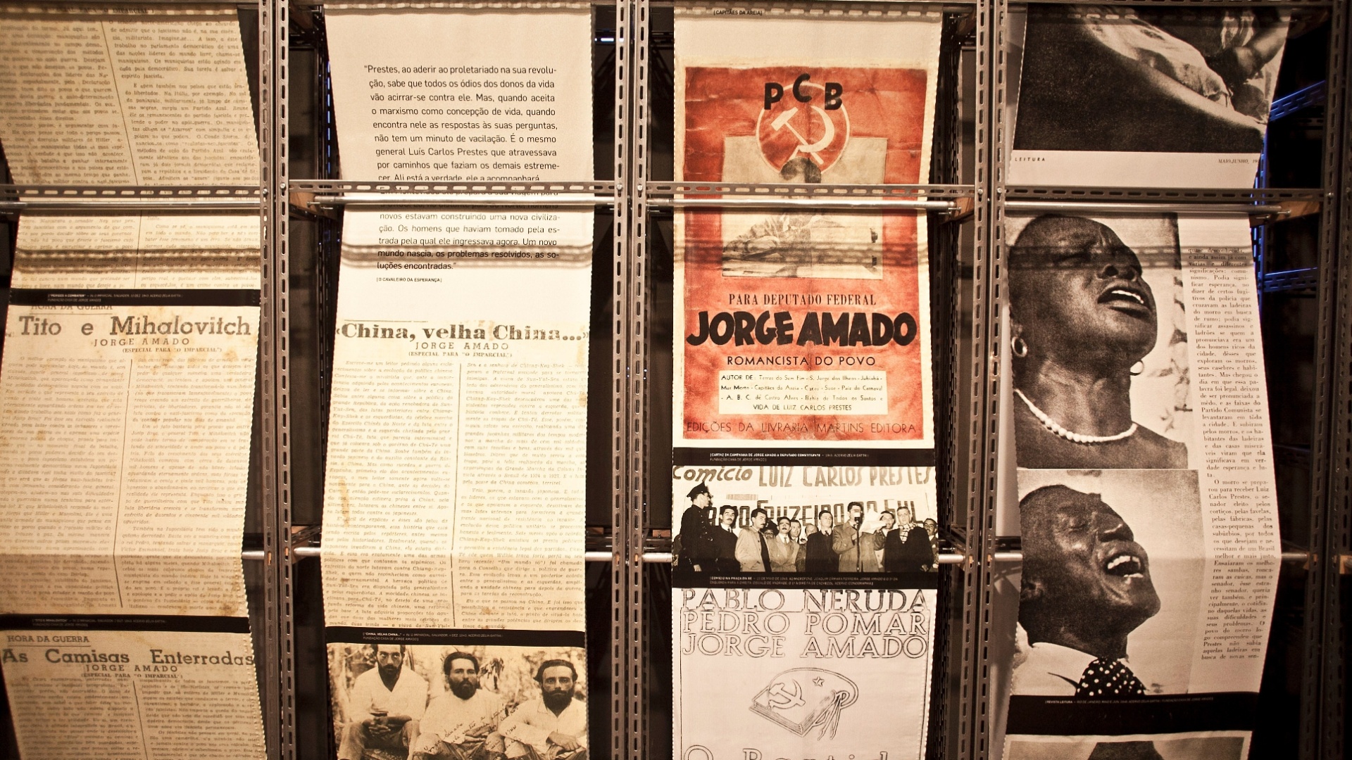 Visitante vê recortes de jornais com notícias sobre Jorge Amado na exposição que reúne obra do autor no Museu da Língua Portuguesa. "Jorge Amado e Universal" fica em cartaz em São Paulo até 22 de julho - Lucas Lima/UOL