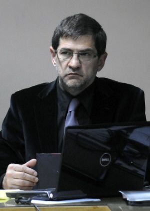 Sergio Schoklender espera para prestar depoimento em tribunal em Buenos Aires; ex-procurador das Mães da Praça de Maio, ele é acusado de fraudar a organização - AFP
