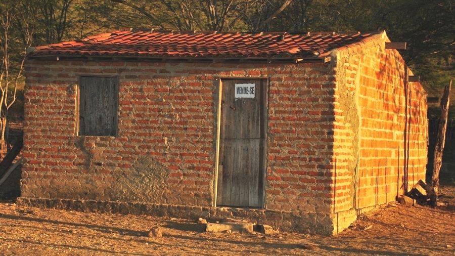 16.mai.2012 - Casa colocada à venda denuncia êxodo rural em Santa Brígida (BA) - Beto Macário/UOL