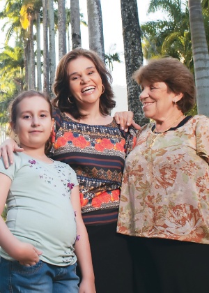 Cláudia Rodrigues posa para a "Contigo!" com a filha Iza e a mãe Regina no Jardim Botânico (16/5/2012)