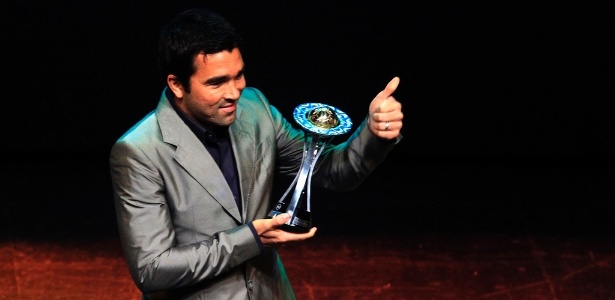Deco exibe o troféu de craque do Campeonato Carioca na festa de premiação da Ferj - Nelson Perez / FFC