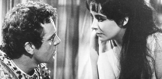 Elizabeth Taylor e Richard Burton em cena de "Cleópatra" (1963) - Reuters