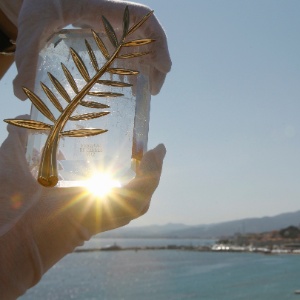 Funcionário do Festival de Cannes mostra a Palma de Ouro, prêmio máximo do evento francês (15/5/12) - Christian Hartmann/Reuters