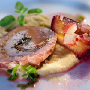 Lombo de porco recheado com pinhão e purê de batata doce e ameixa assada, um dos pratos finalistas do ano passado em Visconde de Mauá