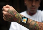 Tatuador implanta parafusos com ímãs no pulso para usar iPod Nano como relógio - Keith Bedford/Reuters