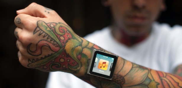 Dave Hurban, 21, implantou parafusos em seu pulso para usar iPod Nano como relógio - Keith Bedford/Reuters