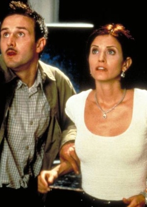 Os atores David Arquette e Courteney Cox durante as filmagens de "Pânico", de Wes Craven