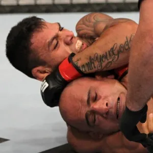Rafael dos Anjos aplica um mata-leão vencedor no iraniano Kamal Shalorus durante o UFC on Fuel 3 - Josh Hedges/Zuffa LLC/Getty Images