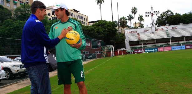 Rafael Moura recebe a bola da final das mãos do árbitro Marcelo de Lima Henrique - Nelson Perez / FFC