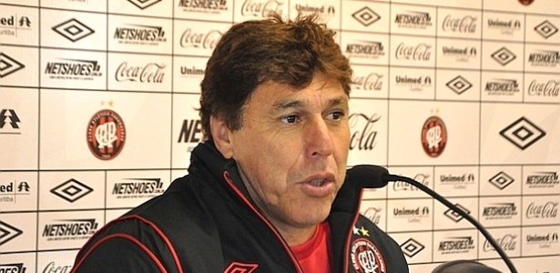 Técnico Juan Carrasco não resistiu aos maus resultados na Série B e deixou Atlético-PR - Divulgação/Atlético-PR