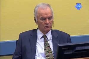 16.mai.2012 - Reprodução de vídeo divulgado pelo Tribunal Criminal Internacional da ex-Iugoslávia mostra o ex-chefe do Exército sérvio na Bósnia Ratko Mladic sentado na corte, em Haia