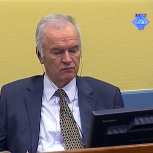 Reprodução de vídeo divulgado pelo Tribunal Criminal Internacional da ex-Iugoslávia mostra o ex-chefe do Exército sérvio na Bósnia Ratko Mladic sentado na corte, em Haia