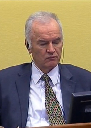 Reprodução de vídeo divulgado pelo Tribunal Criminal Internacional da ex-Iugoslávia mostra o ex-chefe do Exército sérvio na Bósnia Ratko Mladic sentado na corte, em Haia