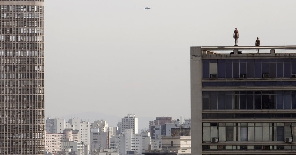 Antony Gormley espalha 31 "suicidas" pelo centro de São Paulo durante a exibição de "Corpos Presentes", no CCBB. As peças são feitas de ferro fundido e fibra de vidro e foram moldadas no corpo do artista britânico - AP Photo/Andre Penner