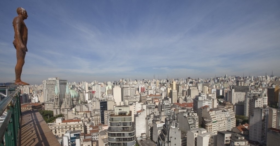 Antony Gormley espalha 31 "suicidas" pelo centro de São Paulo durante a exibição de "Corpos Presentes", no CCBB. As peças são feitas de ferro fundido e fibra de vidro e foram moldadas no corpo do artista britânico - EFE/Sebastiao Moreira