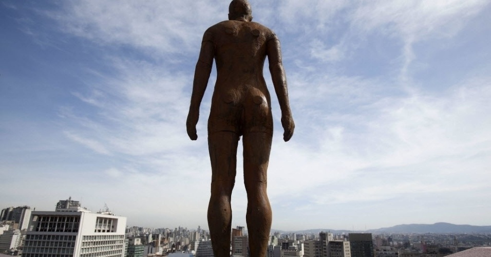 Antony Gormley espalha 31 "suicidas" pelo centro de São Paulo durante a exibição de "Corpos Presentes", no CCBB. As peças são feitas de ferro fundido e fibra de vidro e foram moldadas no corpo do artista britânico - AP Photo/Andre Penner