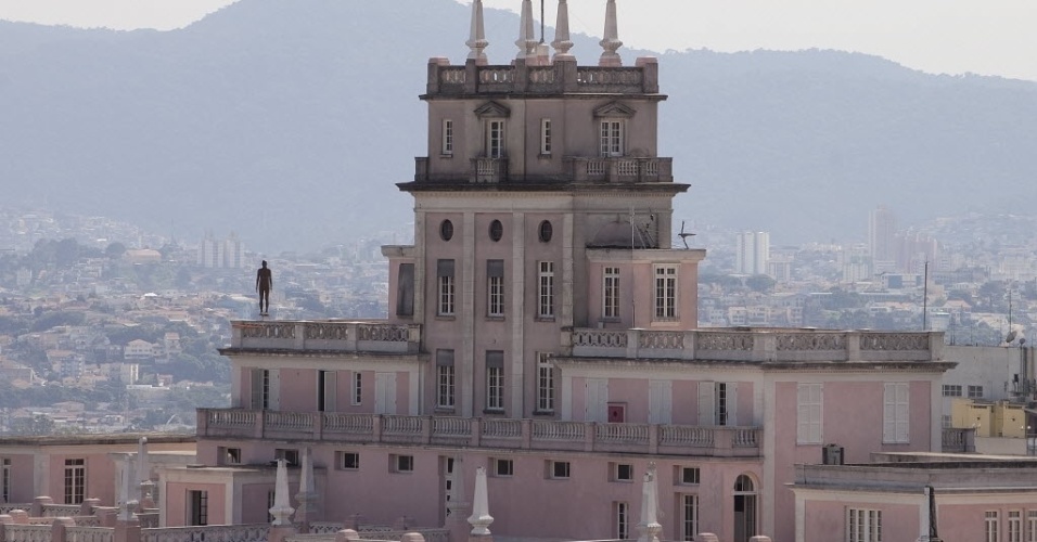 Antony Gormley espalha 31 "suicidas" pelo centro de São Paulo durante a exibição de "Corpos Presentes", no CCBB. As peças são feitas de ferro fundido e fibra de vidro e foram moldadas no corpo do artista britânico - AP Photo/Andre Penner