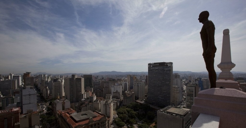 Antony Gormley espalha 31 "suicidas" pelo centro de São Paulo durante a exibição de "Corpos Presentes", no CCBB. As peças são feitas de ferro fundido e fibra de vidro e foram moldadas no corpo do artista britânico - EFE/Sebastiao Moreira