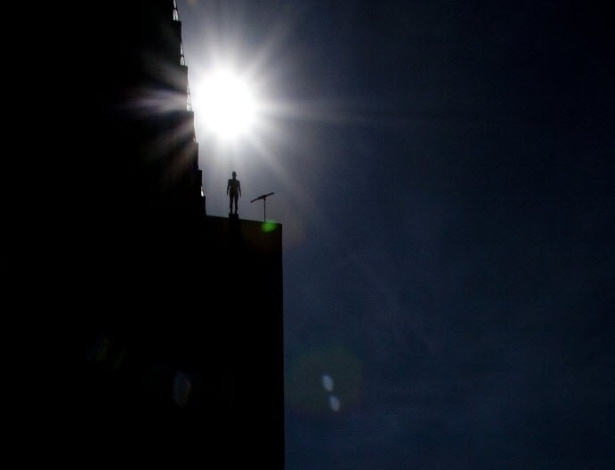 Antony Gormley espalha 31 "suicidas" pelo centro de São Paulo durante a exibição de "Corpos Presentes", no CCBB. As peças são feitas de ferro fundido e fibra de vidro e foram moldadas no corpo do artista britânico - EFE/Sebastiao Moreira