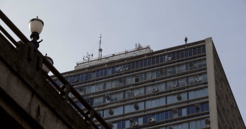 Antony Gormley espalha 31 "suicidas" pelo centro de São Paulo durante a exibição de "Corpos Presentes", no CCBB. As peças são feitas de ferro fundido e fibra de vidro e foram moldadas no corpo do artista britânico - AP Photo/Andre Penner