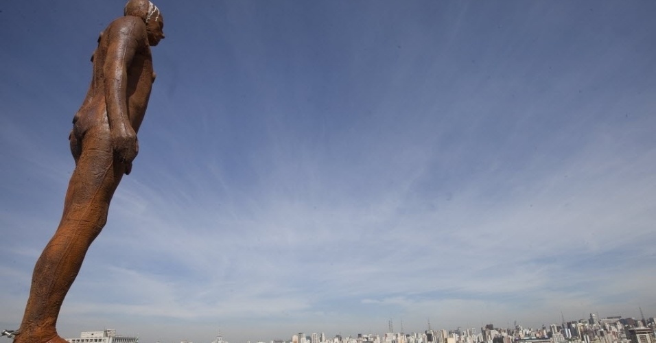 Antony Gormley espalha 31 "suicidas" pelo centro de São Paulo durante a exibição de "Corpos Presentes", no CCBB. As peças são feitas de ferro fundido e fibra de vidro e foram moldadas no corpo do artista britânico - AP Photo/Andre Penner