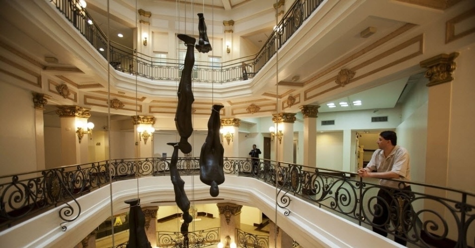 Antony Gormley espalha 31 "suicidas" pelo centro de São Paulo durante a exibição de "Corpos Presentes", no CCBB. As peças são feitas de ferro fundido e fibra de vidro e foram moldadas no corpo do artista britânico - Brazil Photo Press