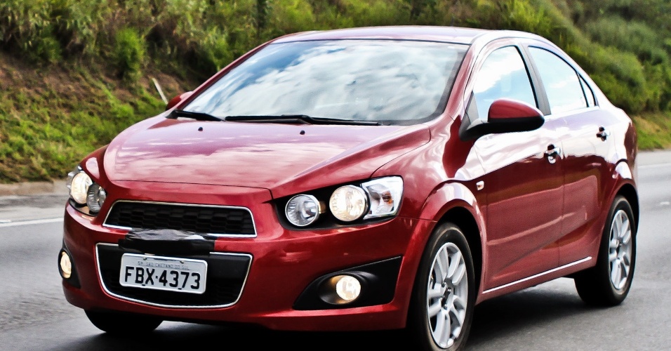 Aqui um Chevrolet Sonic sedã, também em cor forte: dianteira é idêntica à do hatchback - Filipe Palma/www.filipepalma.com.br