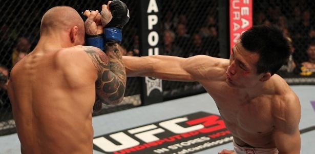 Chan Sung Jung, o Zumbi Coreano, atinge Dustin Poirier em sua vitória no UFC on Fuel TV 3 - Josh Hedges/Zuffa LLC/Zuffa LLC via Getty Images