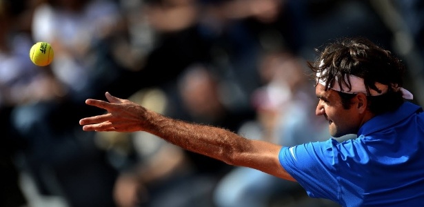 Federer saca na partida contra o argentino Carlos Berloc pela segunda rodada em Roma - AFP PHOTO/ FILIPPO MONTEFORTE