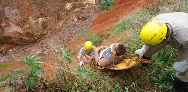 Jovem de 21 anos é resgatado por bombeiros de cratera em Planaltina de Goiás - Divulgação/Corpo de Bombeiros