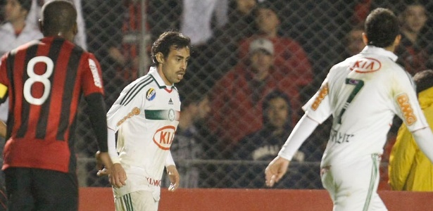 Marcado de perto por dois jogadores, meia Valdívia tenta jogada contra o Atlético-PR - Hedeson Alves/VIPCOMM