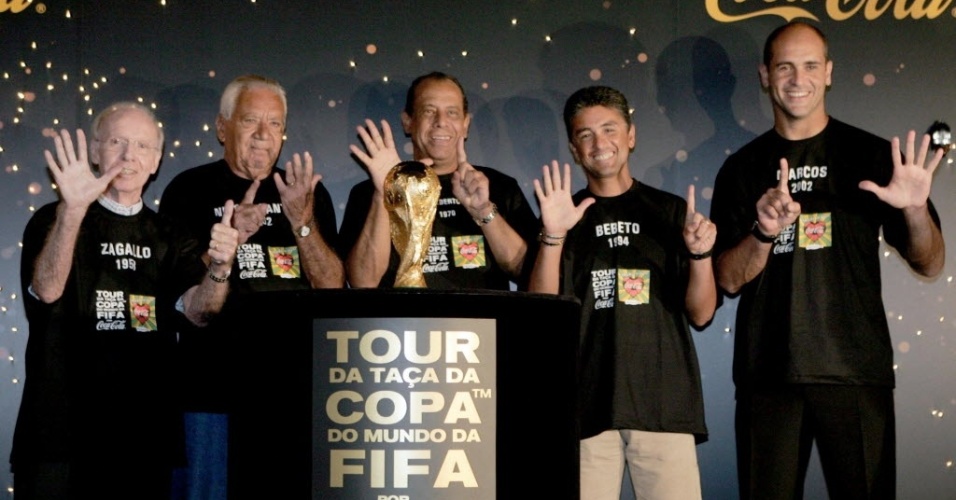 Bicampeão mundial (58 e 62) Nilton Santos posa ao lado da taça da Copa do Mundo antes do mundial de 2006 com os também campeões mundiais Zagallo, Carlos Alberto Torres, Bebeto e Marcos