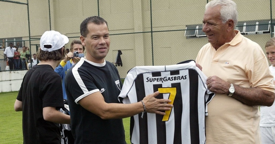 Nilton Santos presenteia Ulf Lindberg, filho sueco de Garrincha, com a camisa 7 do Botafogo, que foi eternizada pelo craque das pernas tortas