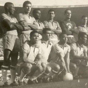 Seleção brasileira em jogo válido pelas Eliminatórias da Copa de 1958 no Maracanã. Em pé: Djalma Santos, Bellini, Zózimo, Nilton Santos, Gilmar e Roberto Belangero. Agachados: Garrincha, Evaristo de Macedo, Índio, Didi, Joel e Mário Américo (massagista) - Folhapress