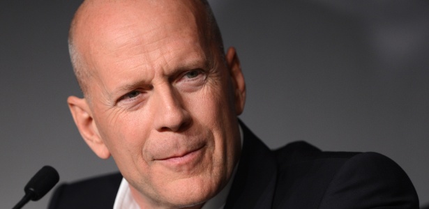 O ator Bruce Willis fala sobre o filme "Moonrise Kingdom", de Wes Anderson, que abre o Festival de Cannes 2012, durante coletiva realizada para a imprensa (16/5/12) - AFP Photo/Anne-Christine Poujoulat