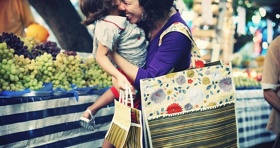 Sacola em ráfia com aplicação de tecido e fecho com botão de pressão; R$ 25 (pequena) e R$ 50 (grande), da A Sacoleira, na feira Baby Bum (11 4329-7975) - Divulgação