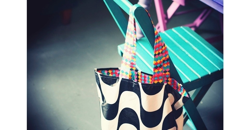 Sacola média em material plástico com alça e forro de tecido; R$ 45, da A Sacoleira, na feira Baby Bum (11 4329-7975) - Divulgação