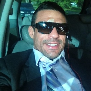 Vitor Belfort posta foto no Twitter a caminho do aeroporto; lutador perdeu voo para BH e esbravejou - Reprodução