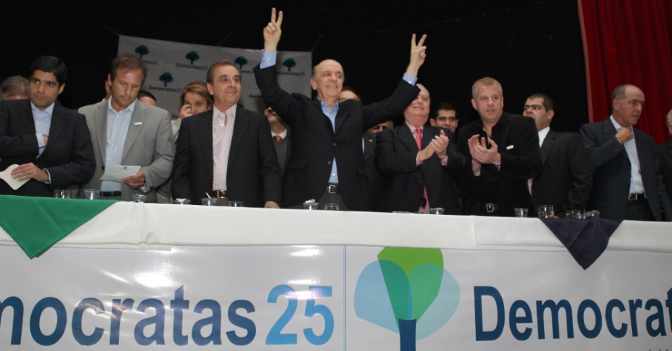 17.mai.2012 - O candidato à Prefeitura de São Paulo, José Serra, recebe oficialmente o apoio do partido Democratas