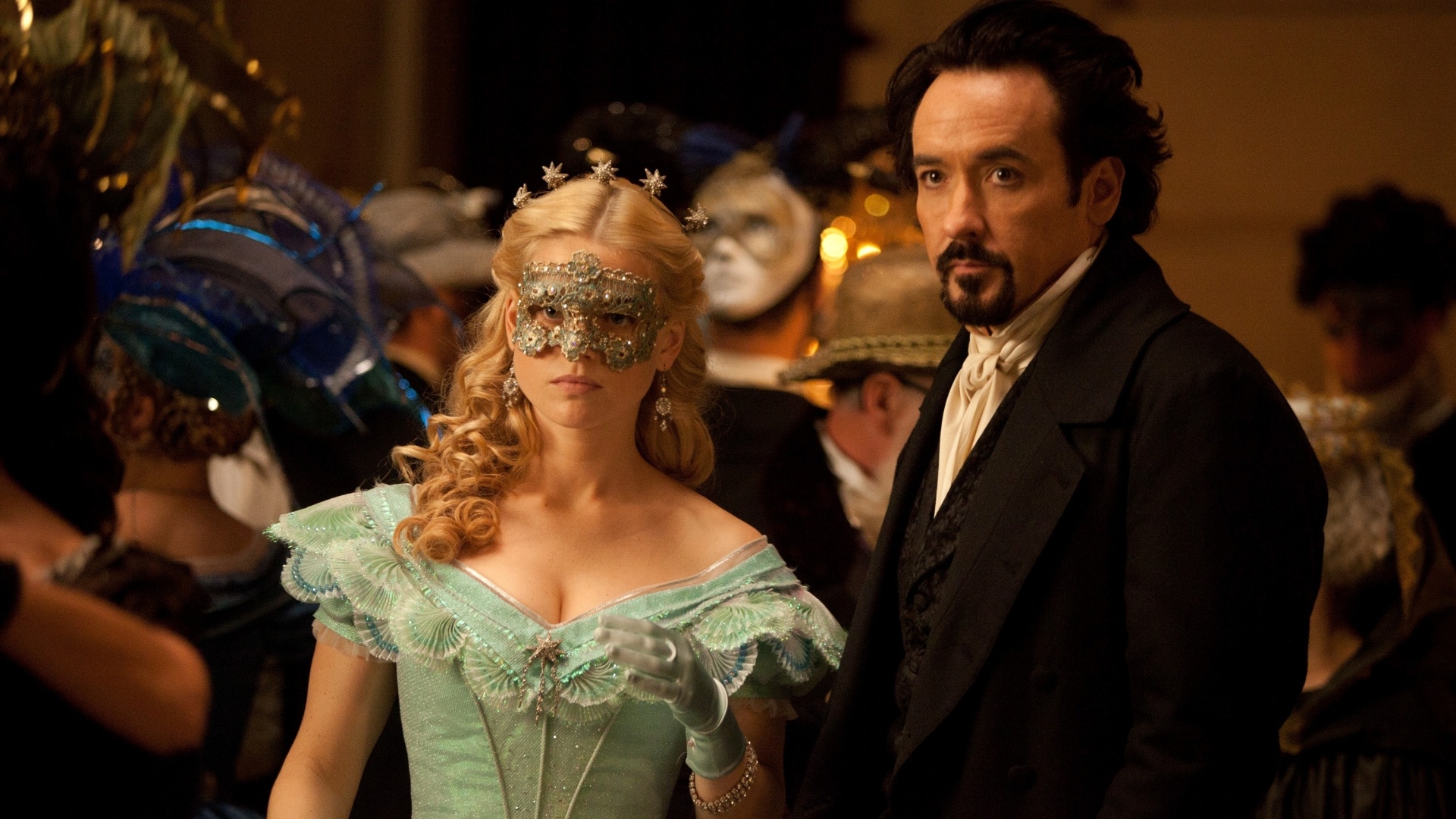 Alice Eve e John Cusack em cena de "O Corvo", de James McTeigue - Divulgação