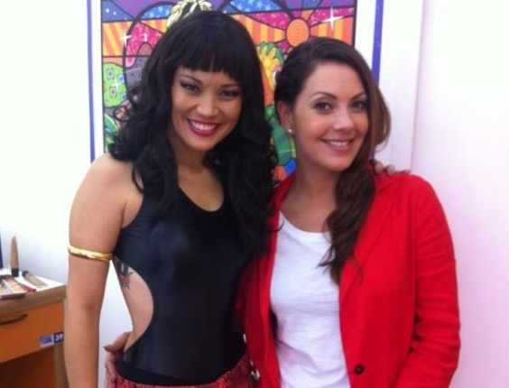 Ao lado da atriz Fabiula Nascimento, Geovanna Tominaga incorpora o visual "periguete" no "Mais Você" (17/5/12)