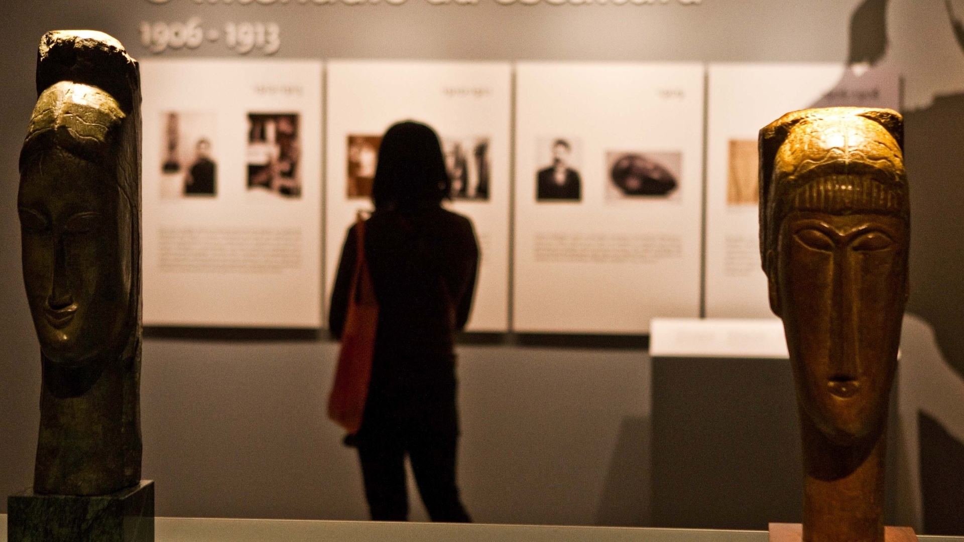 As esculturas produzidas por Modigiliani também estão presentes na mostra, que apresenta sua trajetória pessoal e artística - Danilo Verpa/Folhapress