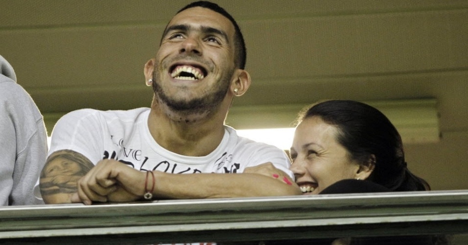 Carloz Tevez acompanha a partida entre Boca Juniors e Fluminense em camarote em La Bombonera