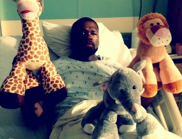 Cercado por ursinhos, o rapper 50 Cent posa no hospital em foto publicada no seu Twitter (17/6/2012)