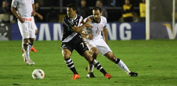 Eder Luis é marcado por Danilo na primeira partida: atacante será importante no duelo - Ricardo Cassiano/ UOL